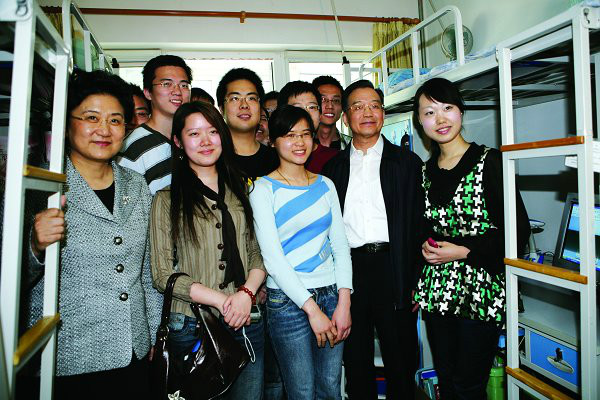溫家寶總理、劉延東同志走訪學生宿舍