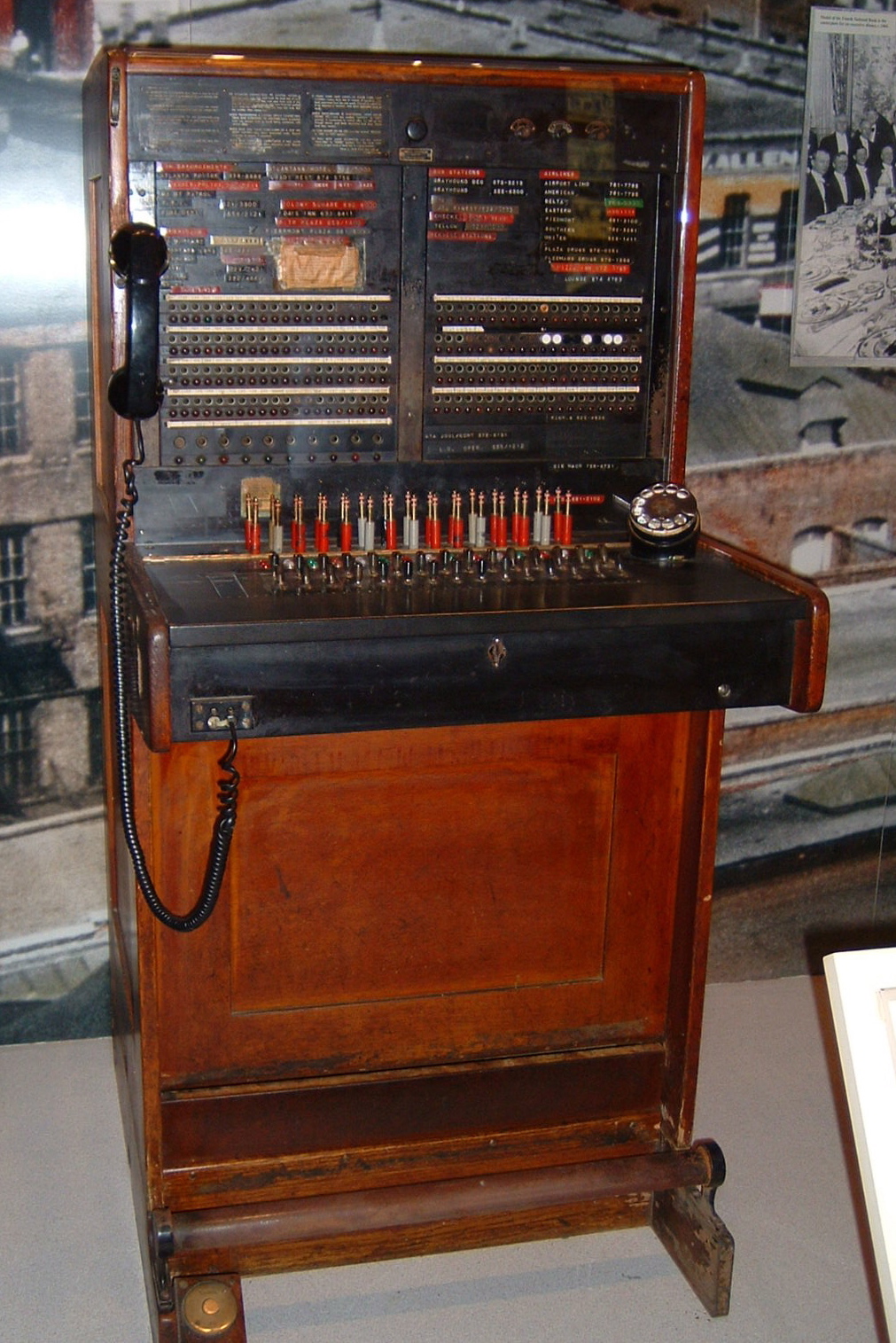 圖1.一台老式人工電話交換台