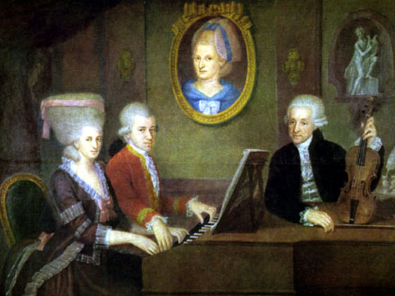 莫扎特一家，牆上是他們媽媽的畫像