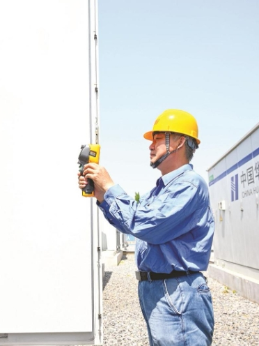 梁冬青(河北邯峰發電有限責任公司邯峰發電廠生產部新能源運維辦站長,工程師、高級工) 梁冬青(河北邯峰發電有限責任公司邯峰發電廠生產部新能源運維辦站長,工程師、高級工)