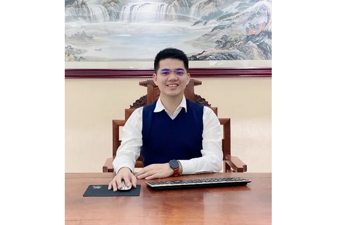 潘小龍(茂名市青年企業家協會理事、茂名正誠石油化工有限公司總經理) 潘小龍(茂名市青年企業家協會理事、茂名正誠石油化工有限公司總經理)