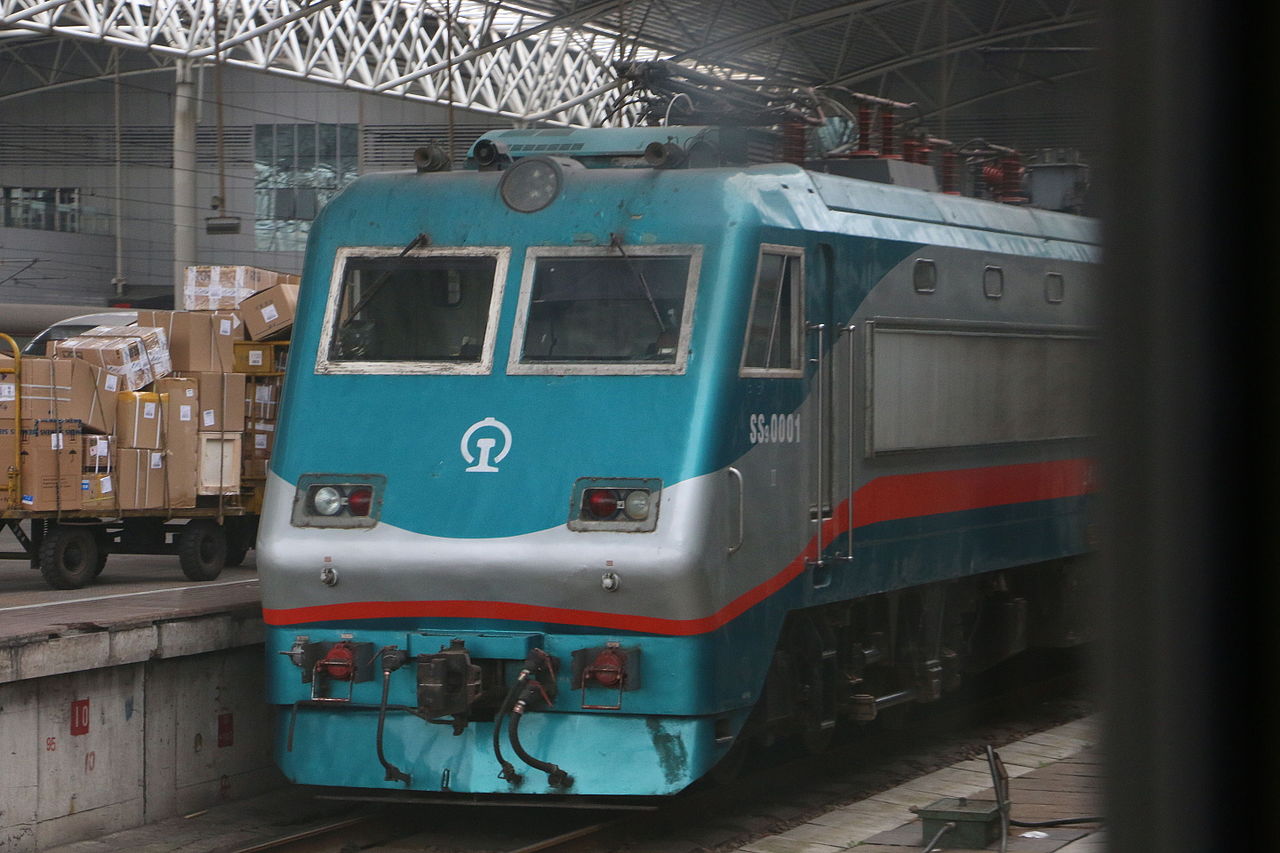 韶山9型0001號機車在上海站牽引1462次列車