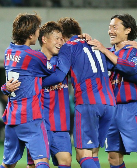 大竹洋平(左二)在比賽中與隊友慶祝進球