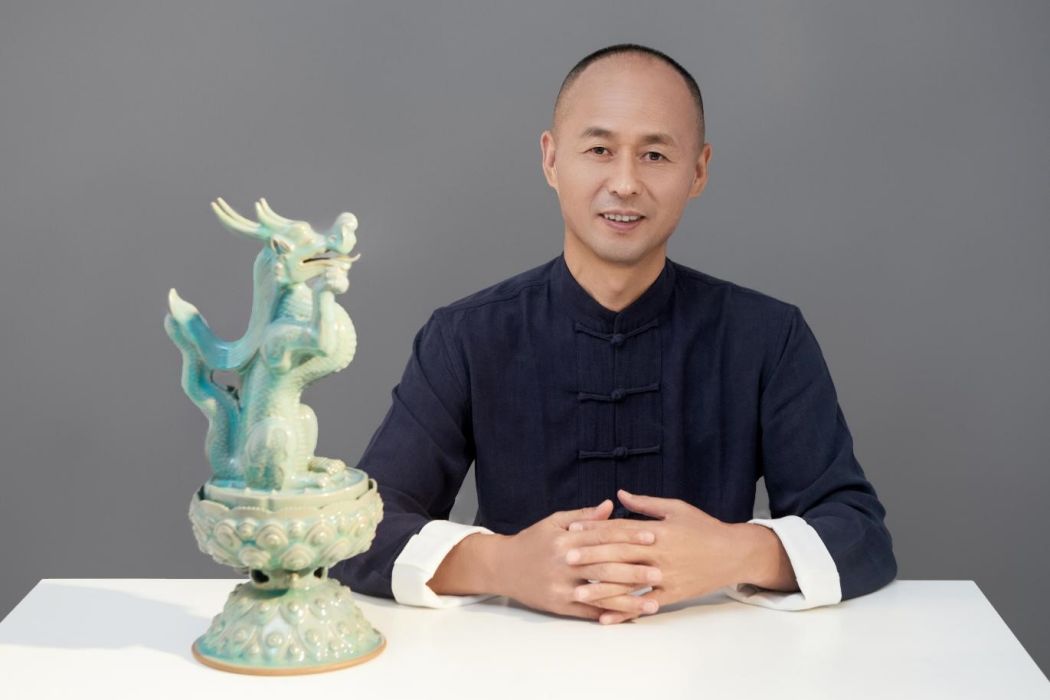 李浩中(中國陶瓷藝術大師、平頂山市汝瓷研究會會長) 李浩中(中國陶瓷藝術大師、平頂山市汝瓷研究會會長)