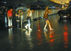 民眾涉水過街