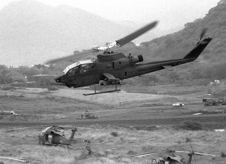 參加“緊迫暴怒”行動的陸軍AH-1F
