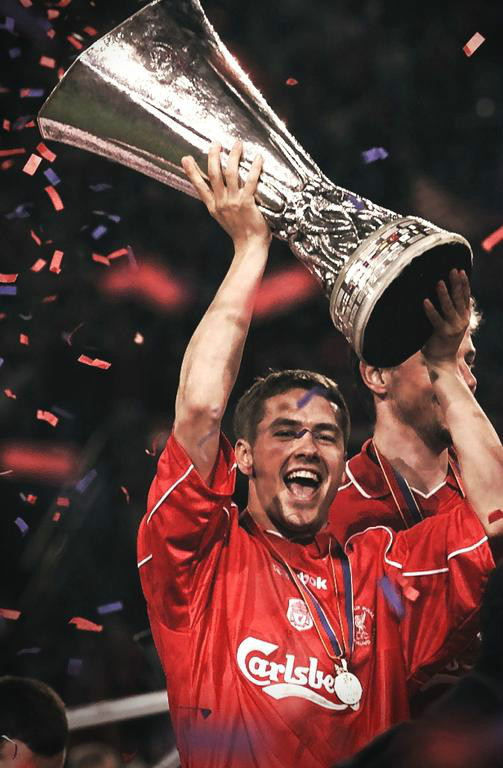 2001年歐文助利物浦贏得歐聯杯獎盃