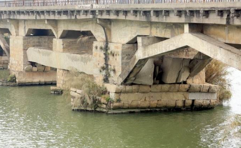 江東橋重二百餘噸石樑