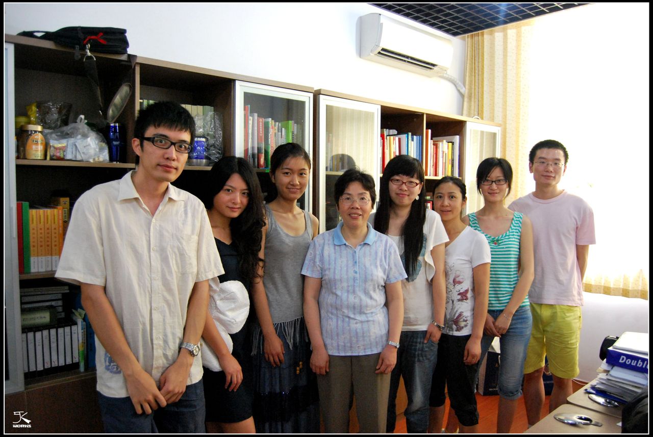 張詠華教授與學生在一起。