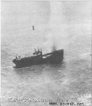 一枚500磅炸彈直接命中一艘日本運輸船