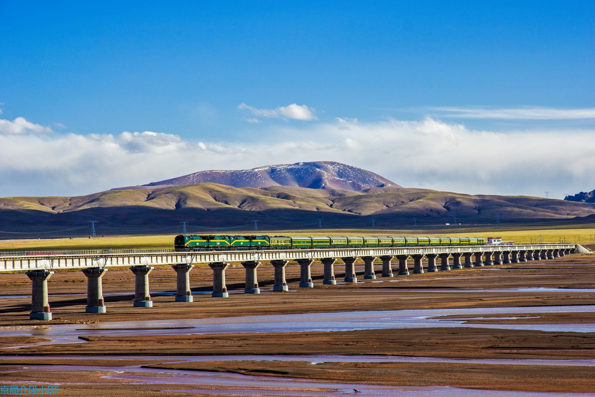 四頭列車Z918駛過沱沱河大橋