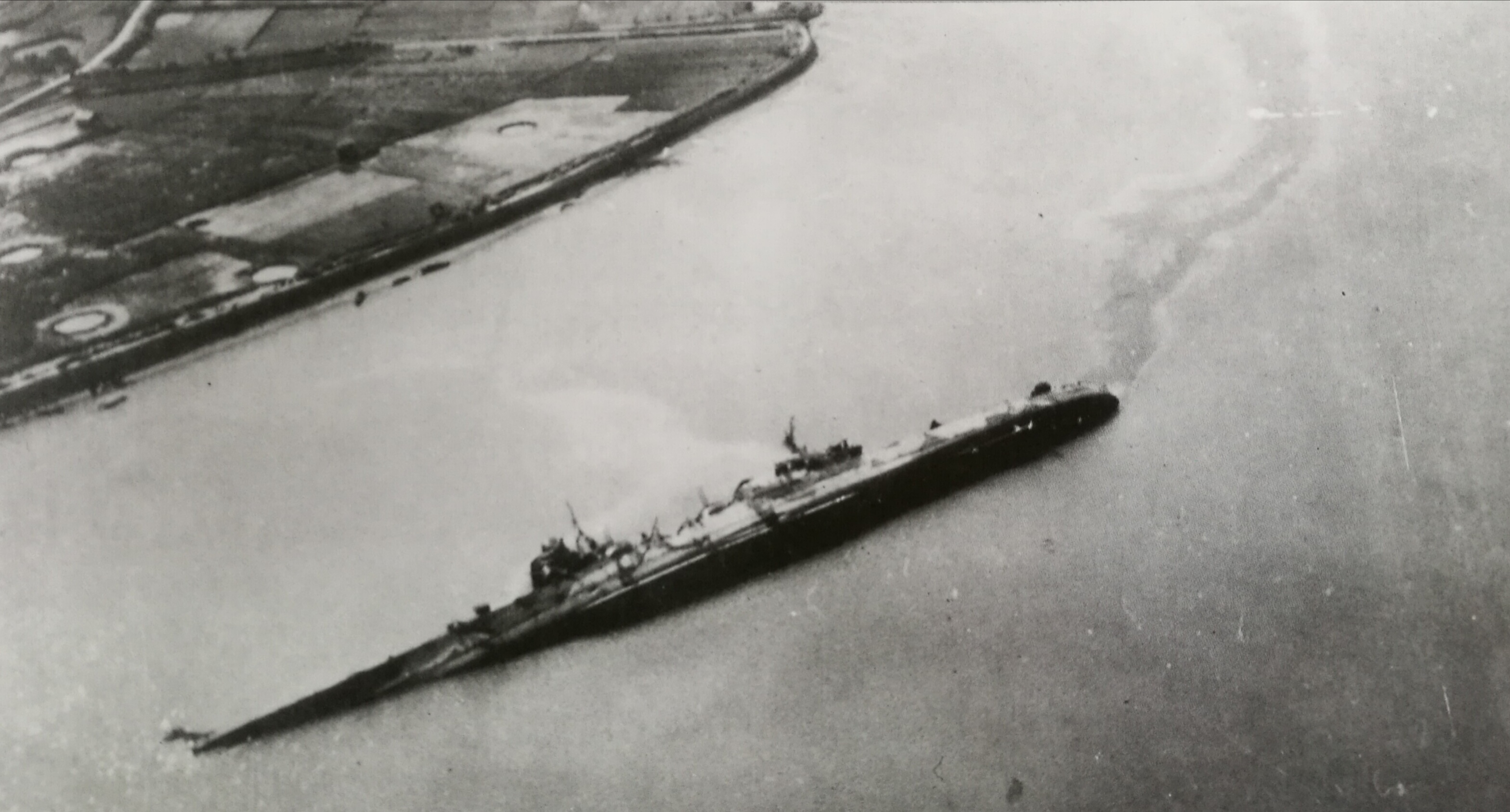 1945年7月受到美軍空襲在吳港側翻的“大淀”號
