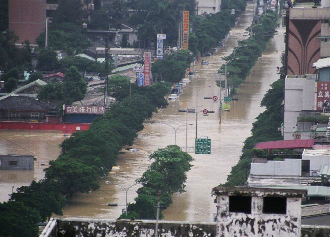 2001年中度颱風百合過境後台北市的沒頂車輛