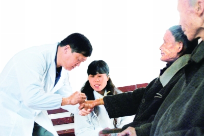 陳金英（左一）在衛生所為病人看病