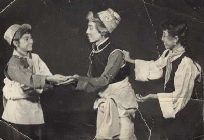 平措卓瑪（左1）和土登（中）演出照