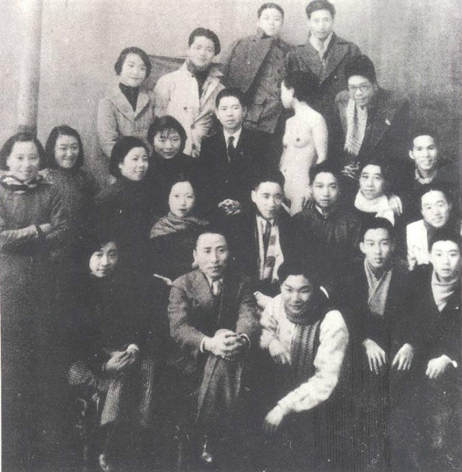 1935年上海美專西畫系師生與人體模特合影
