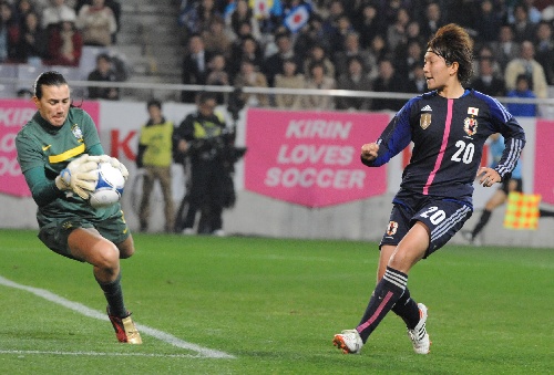 日本隊球員菅澤優衣香（右）在比賽中射門。