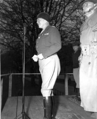 1944年巴頓對美國陸軍的一個師發表演講