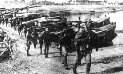 參加台兒莊戰役之中國軍隊通過浮橋
