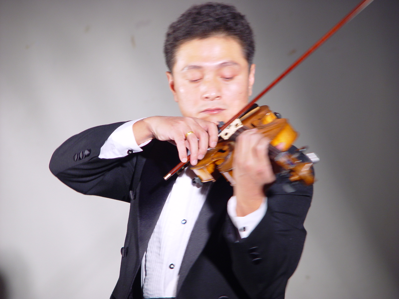 韋瑋在其小提琴獨奏音樂會上的便裝照
