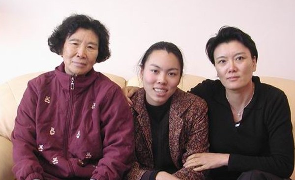 左起為：李宗耀、其孫女林彬、其女邱晨