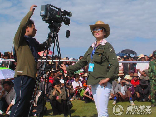 記者何紅在藏區草原採訪