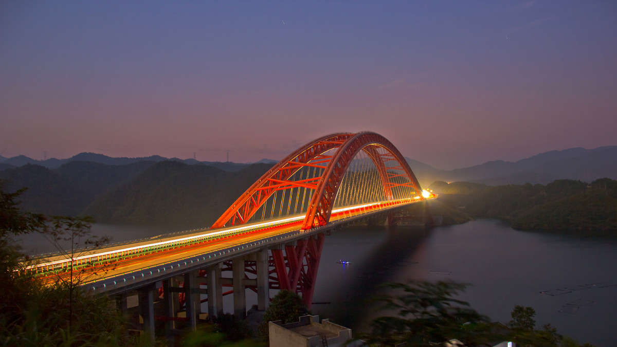 太平湖大橋以“中國紅”為主色調