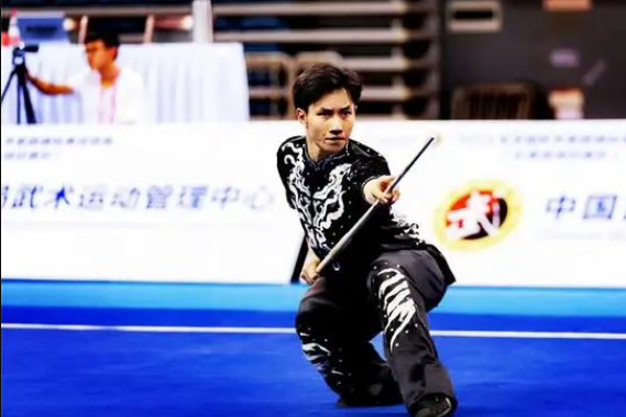 何金祥(中國武術運動員,雲南隊成員,擅長長拳、刀術和棍術) 何金祥(中國武術運動員,雲南隊成員,擅長長拳、刀術和棍術)