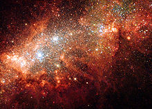 哈勃望遠鏡拍攝展示了核心處的兩個巨大星團