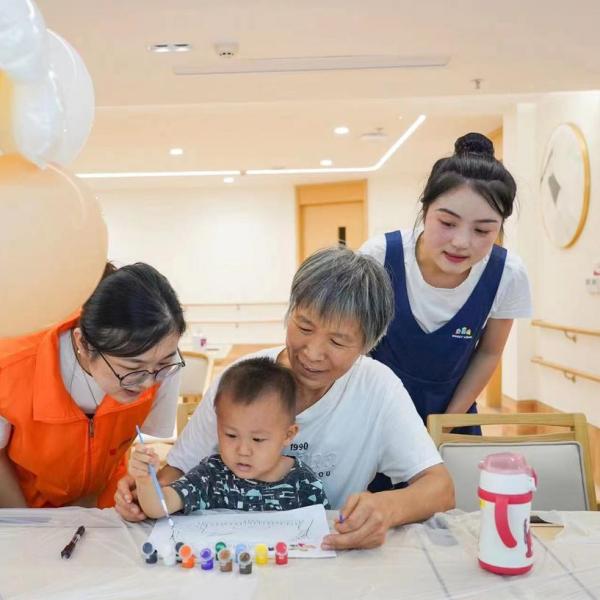 老幼共托 老幼共托
