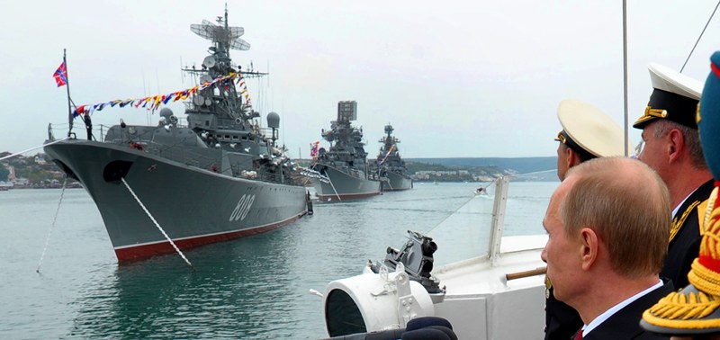 普京檢閱黑海艦隊，一目看盡的“主力艦”