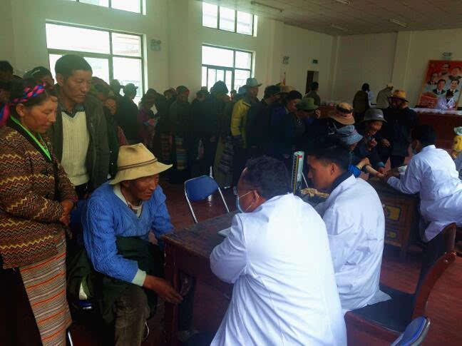 2016年7月山南市藏醫醫院專家在扎日村義診