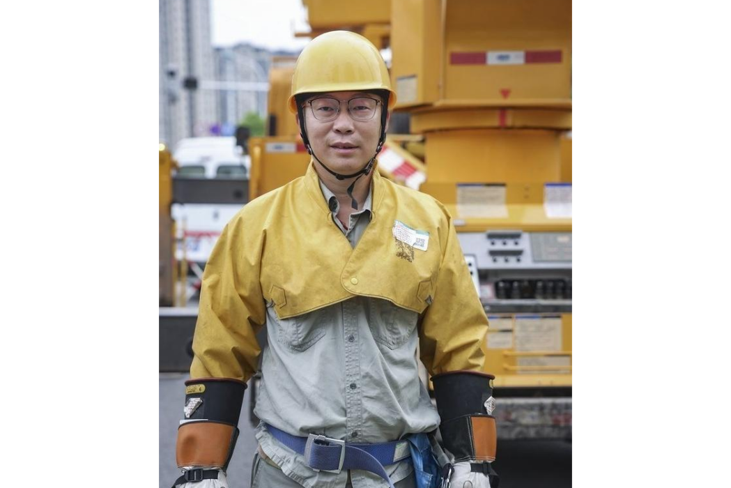 吳鑫(國網武漢供電公司配網帶電作業中心帶電三班班長) 吳鑫(國網武漢供電公司配網帶電作業中心帶電三班班長)