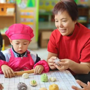 老幼共托 老幼共托