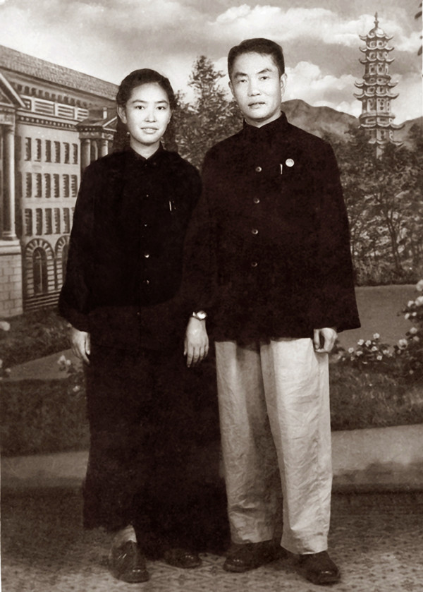 前身南嶽中學首任校長儲百川伉儷1954留影