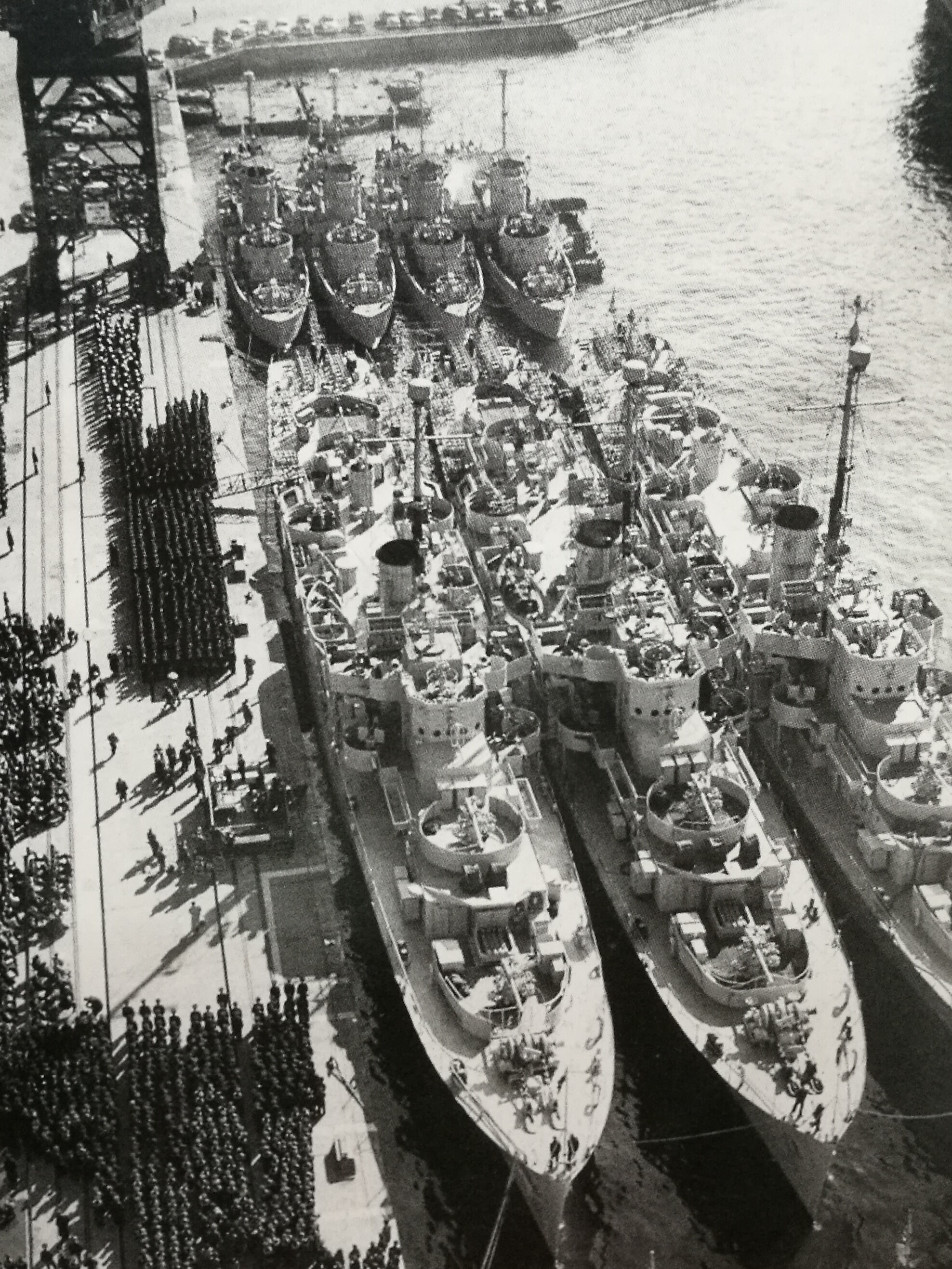 1953年美軍向日本海上警備隊交付4艘護衛艦和若干大型支援登入艇