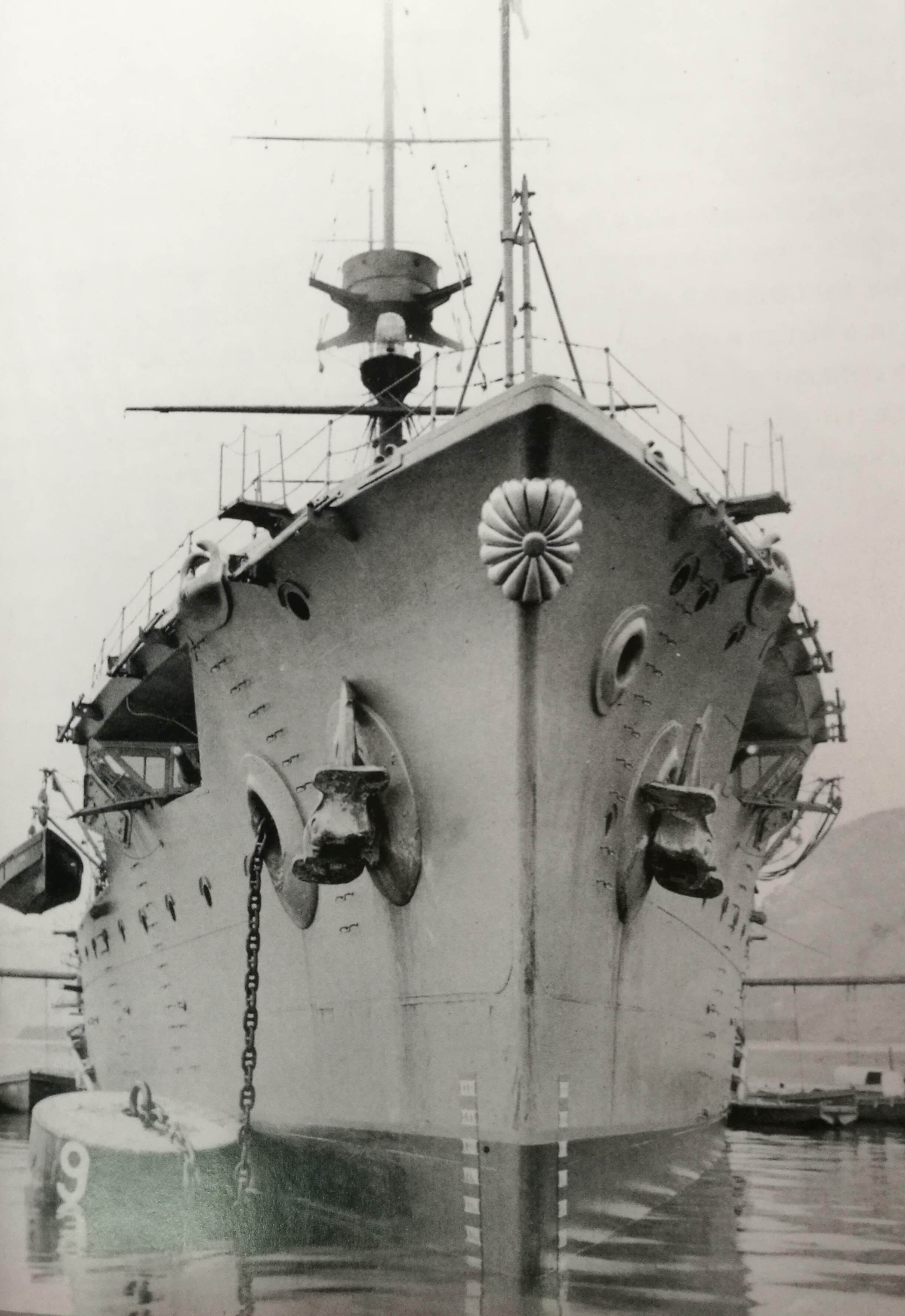 1909年12月攝於吳港的伊吹號，可見艦首的菊花紋章