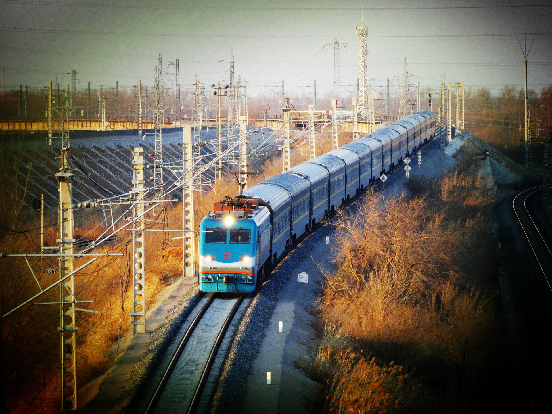 Z5004次列車接近長春北站