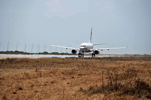 2013年3月，飛機在永興機場跑道上滑行。