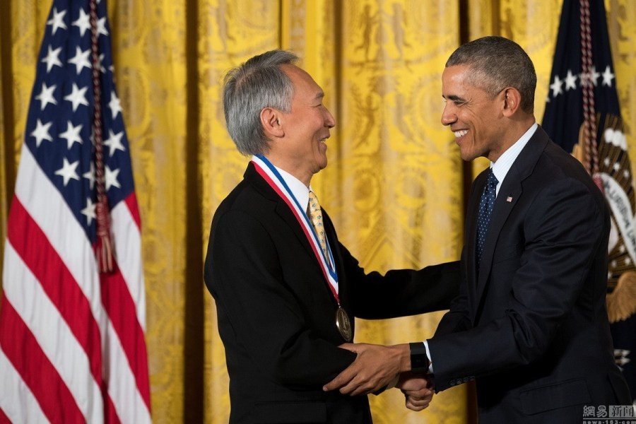 歐巴馬在白宮為胡正明頒發美國國家科學獎章