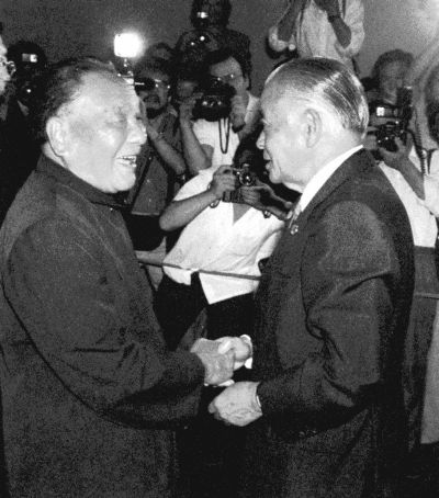 圖為1987年9月5日，鄧小平與二階堂進親切握手。