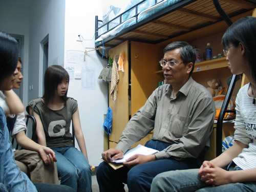 胡祖光教授在英語寢室和學生們交流