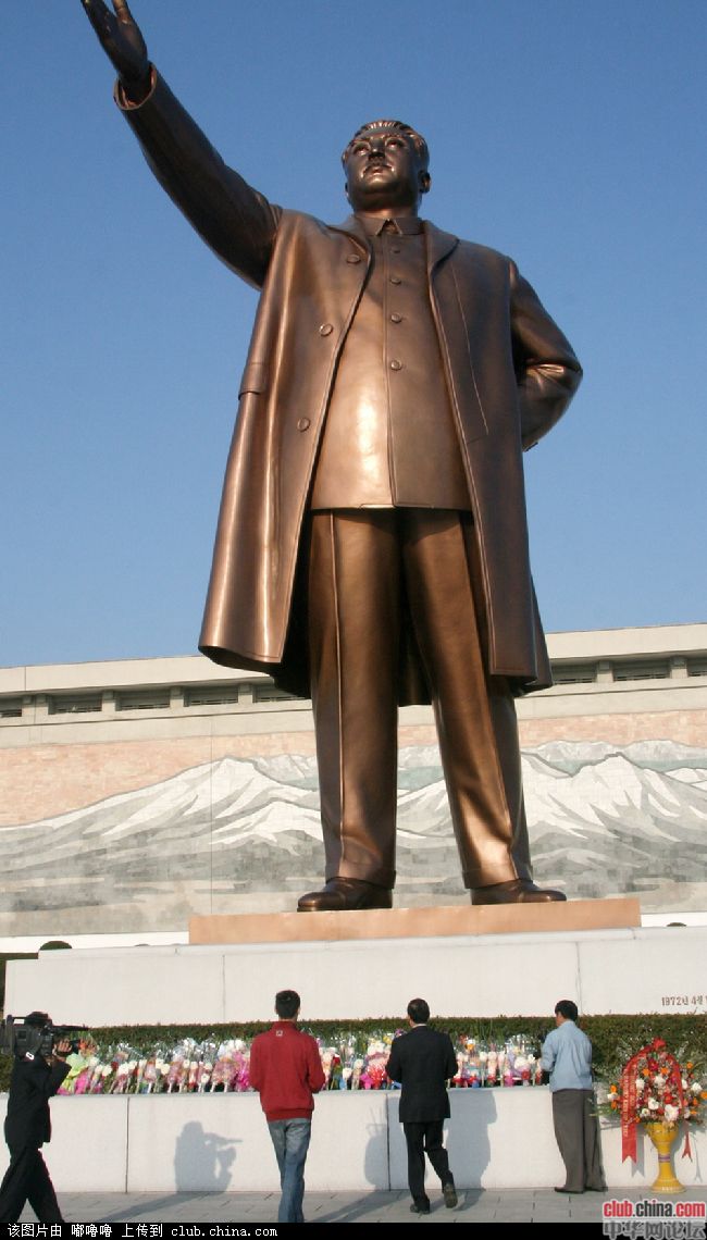 朝鮮人民向金日成銅像獻上花籃