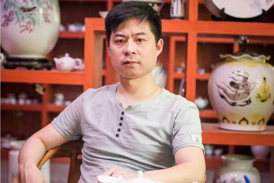 吳國華(遼寧省陶瓷藝術大師) 吳國華(遼寧省陶瓷藝術大師)