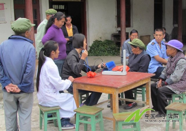 2012年10月梅子鄉醫生為敬老院的孤寡老人體檢