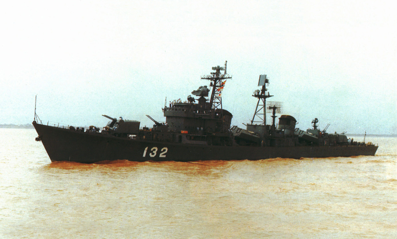 早期裝備76式57毫米雙聯裝艦炮的132艦