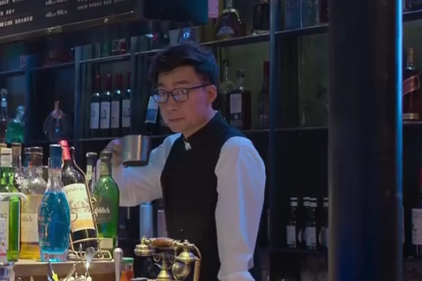 韓彬(懸疑罪案劇《庭外》中的男配角) 韓彬(懸疑罪案劇《庭外》中的男配角)