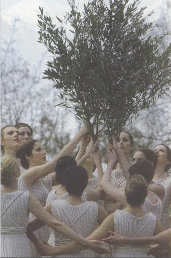女祭祀們持橄欖枝為人類祈禱和平(圖片3)