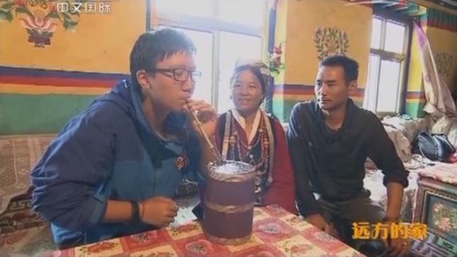 記者飲用陳塘鎮夏爾巴人的雞爪谷酒