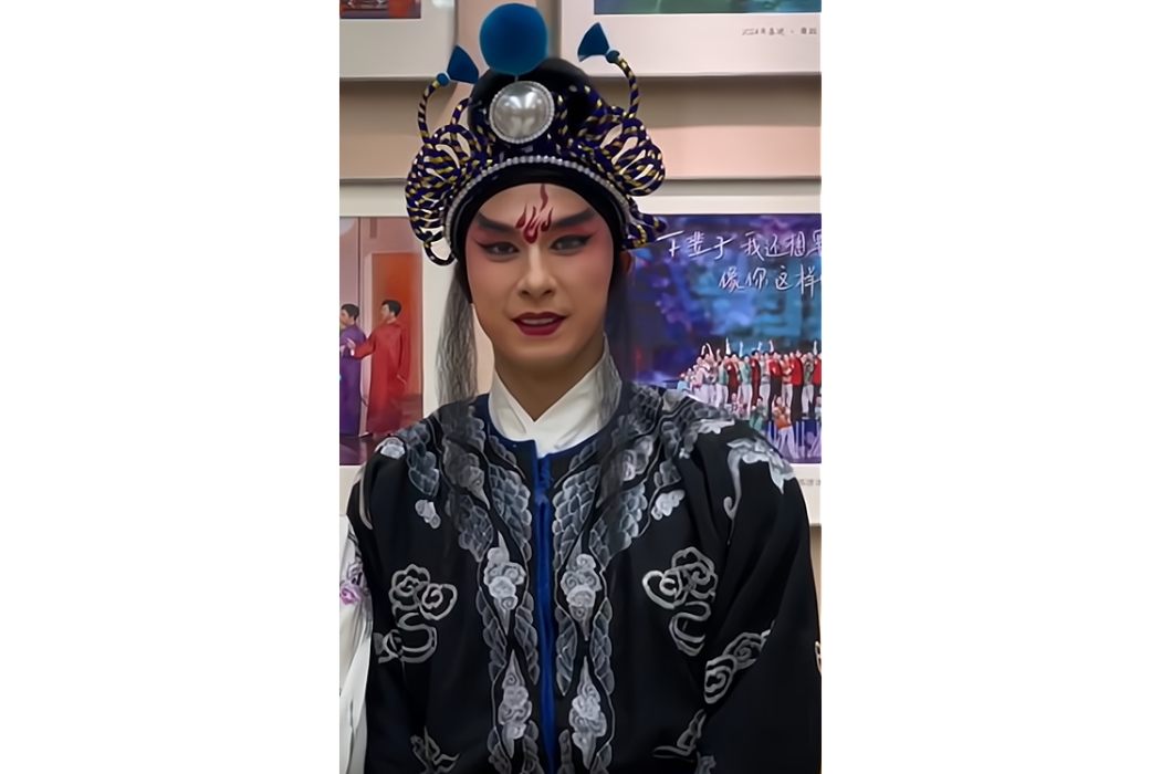 唐緯(重慶市川劇院青年演員) 唐緯(重慶市川劇院青年演員)